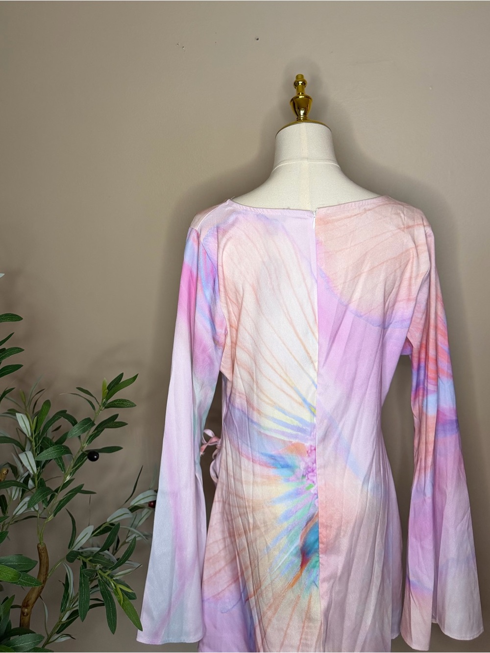 565. Boohoo Pastel Watercolor Cutout Mini Dress NWT - Picture 3 of 3